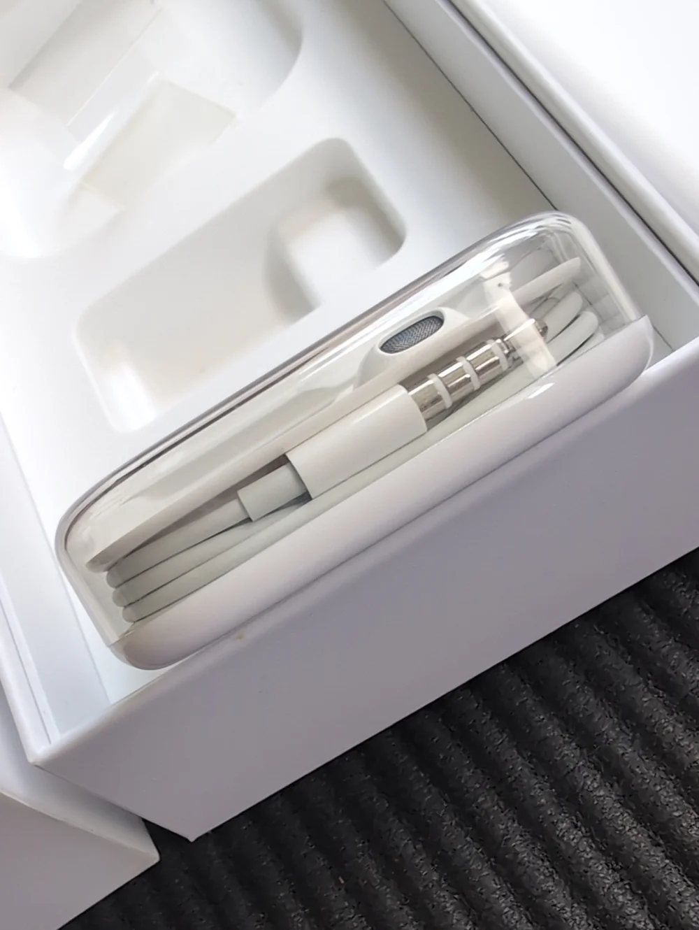 New/Unused White Earbuds in iPhone 6s Plus box